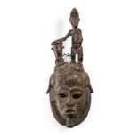 Baule-Maske aus Holz mit Figur und Trommelabschluss, Afrika, Elfenbeinküste