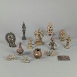 Konvolut kleiner Bronzefiguren und -gefäße
