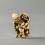 Netsuke des Daikoku und Fukurokuju als Ringer aus Elfenbein