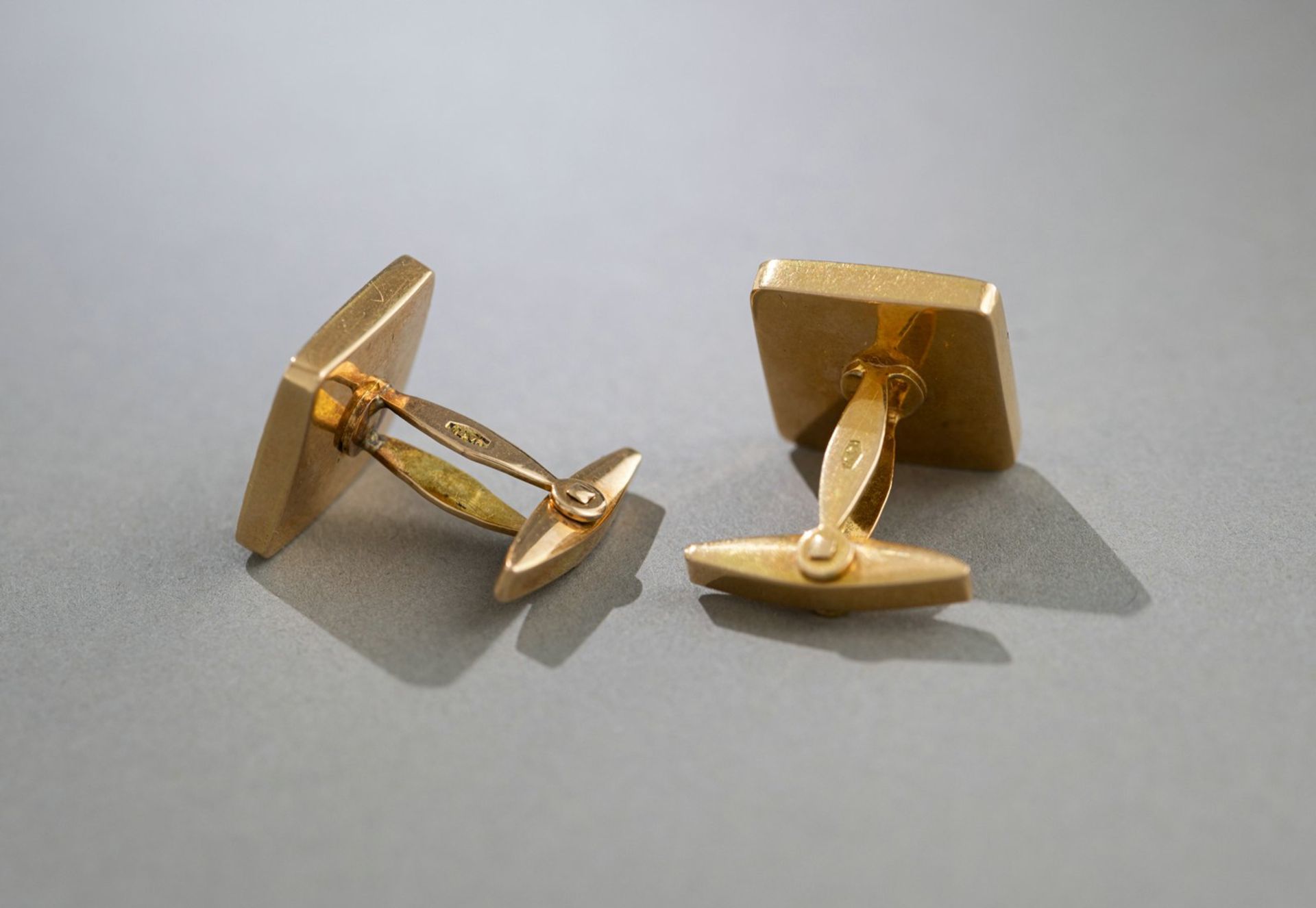A PAIR OF GOLD CUFF LINKS WITH MONOGRAM - Image 4 of 4
