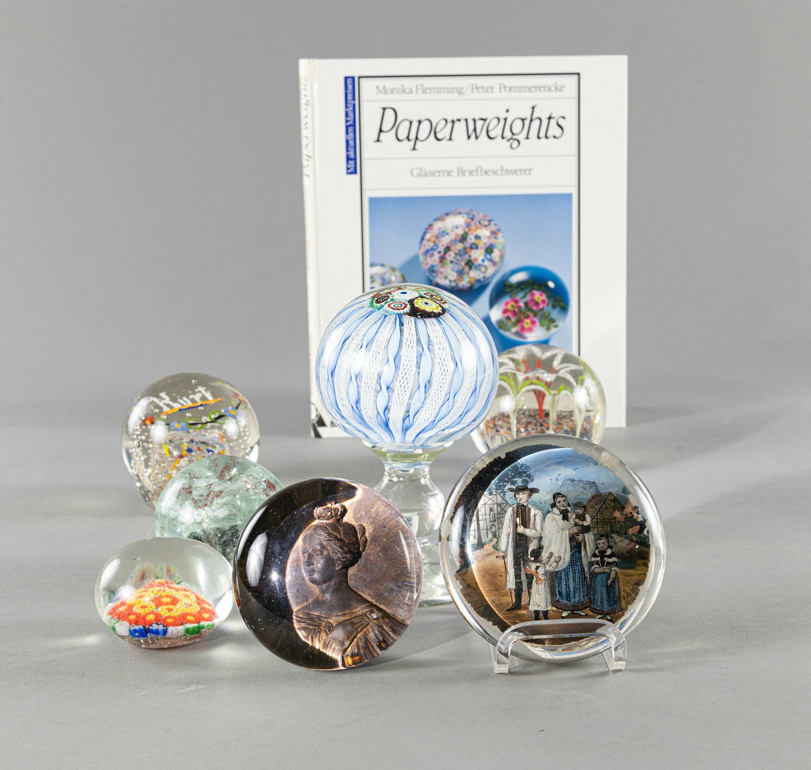SEVEN PAPERWEIGHTS AND BATTENBERG PAPERWEIGHT BOOK - Image 4 of 6