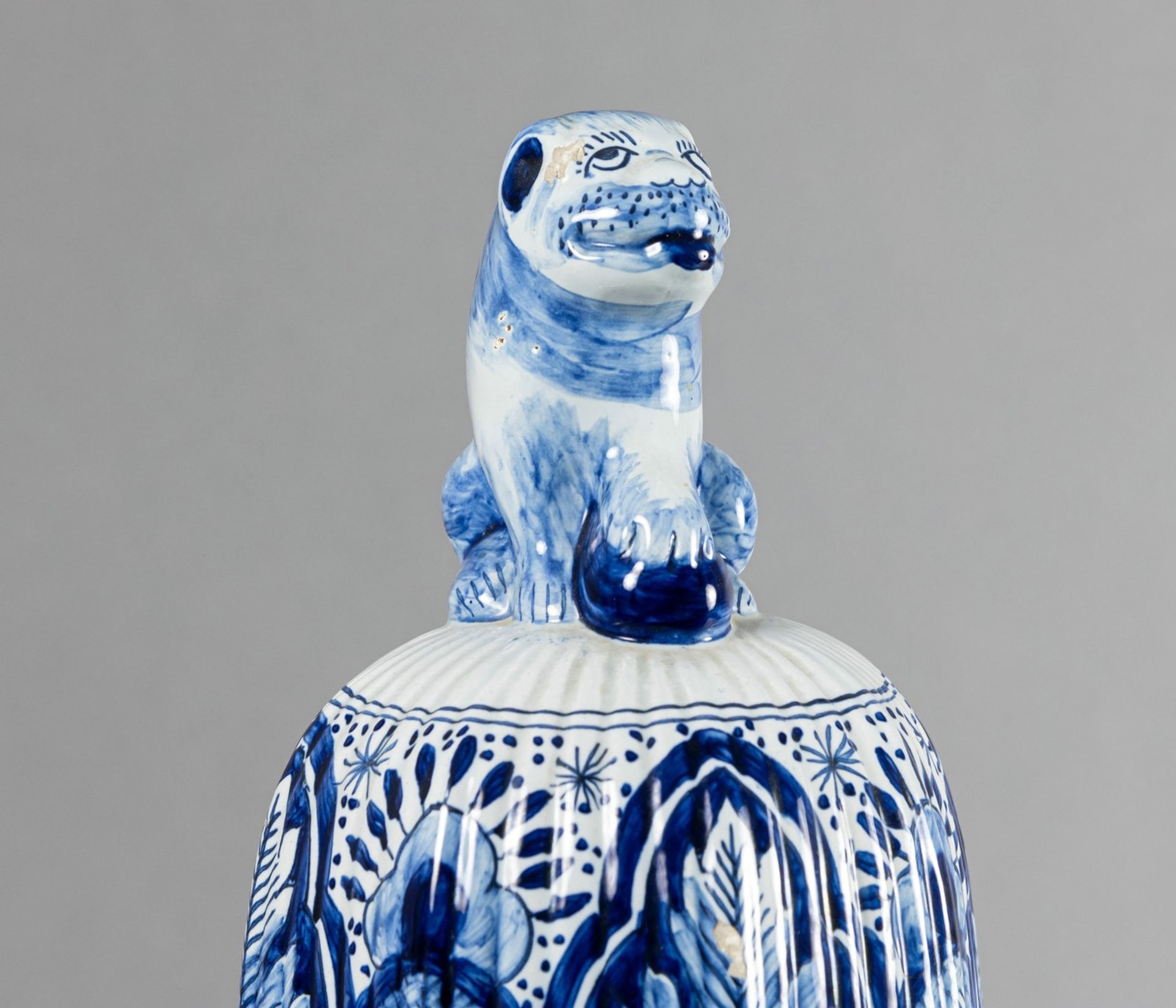 DELFT STYLE VASE AND COVER - Image 4 of 6