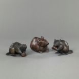 Paar Ratten aus Bronze und eine Ratte aus Bizen.-Ware, JAPAN, das Paar signiert mit kaô, Meiji-Peri