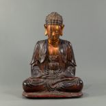 Skulptur des Buddha aus Holz mit Lackfassung