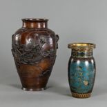 Cloisonné- und Bronzevase mit Reliefdekor