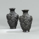 Paar Vasen mit figuralem Dekor