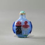 Feine Snuffbottle aus Pekingglas mit achtfarbigem Überfang von Weihrauchbrennern