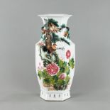 Hexagonal Vase mit Aufschrift, und Dekor eimes Hahns und einer Taube