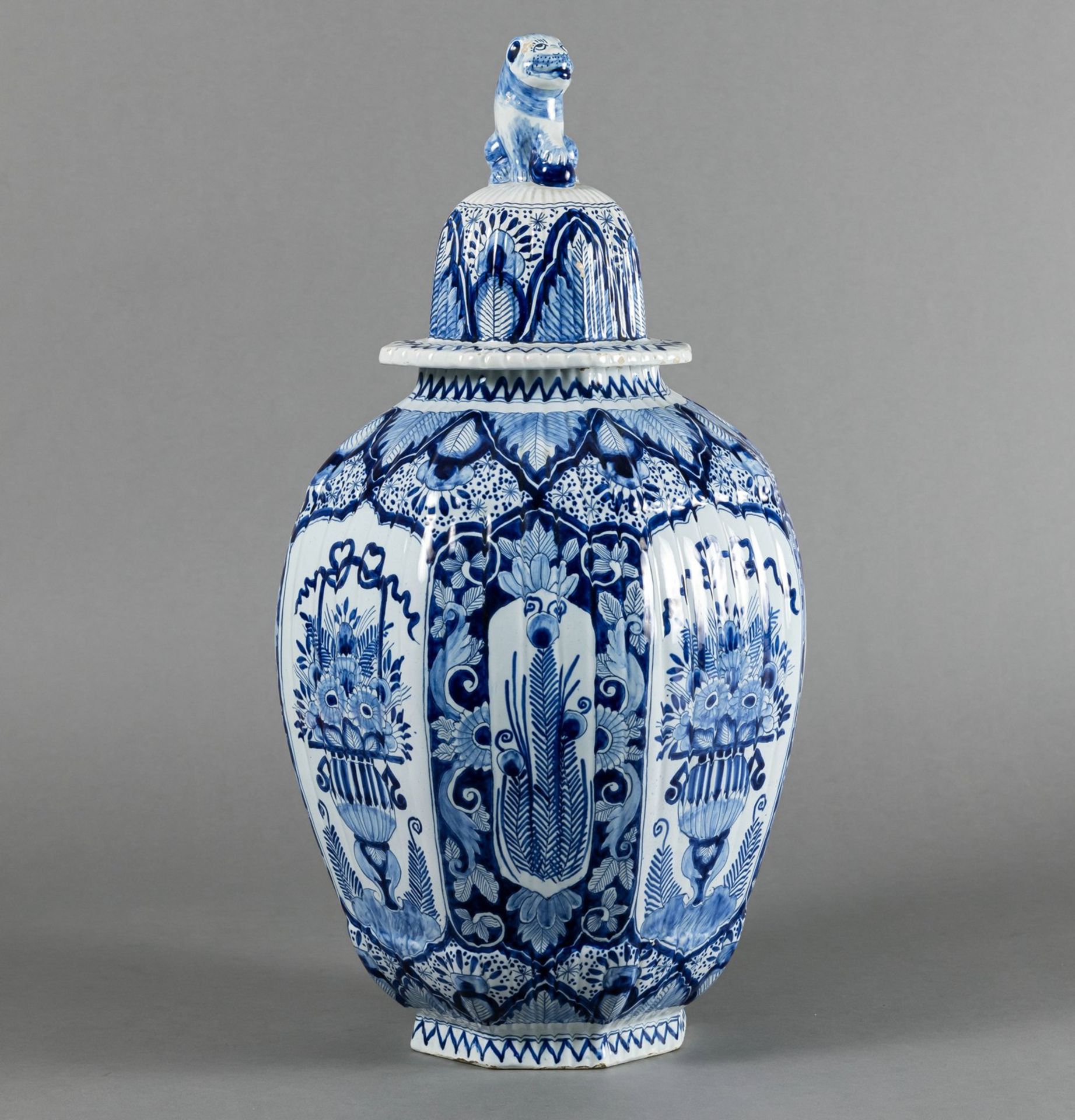 DELFT STYLE VASE AND COVER - Image 2 of 6