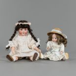 Zwei Porzellankopf-Puppen