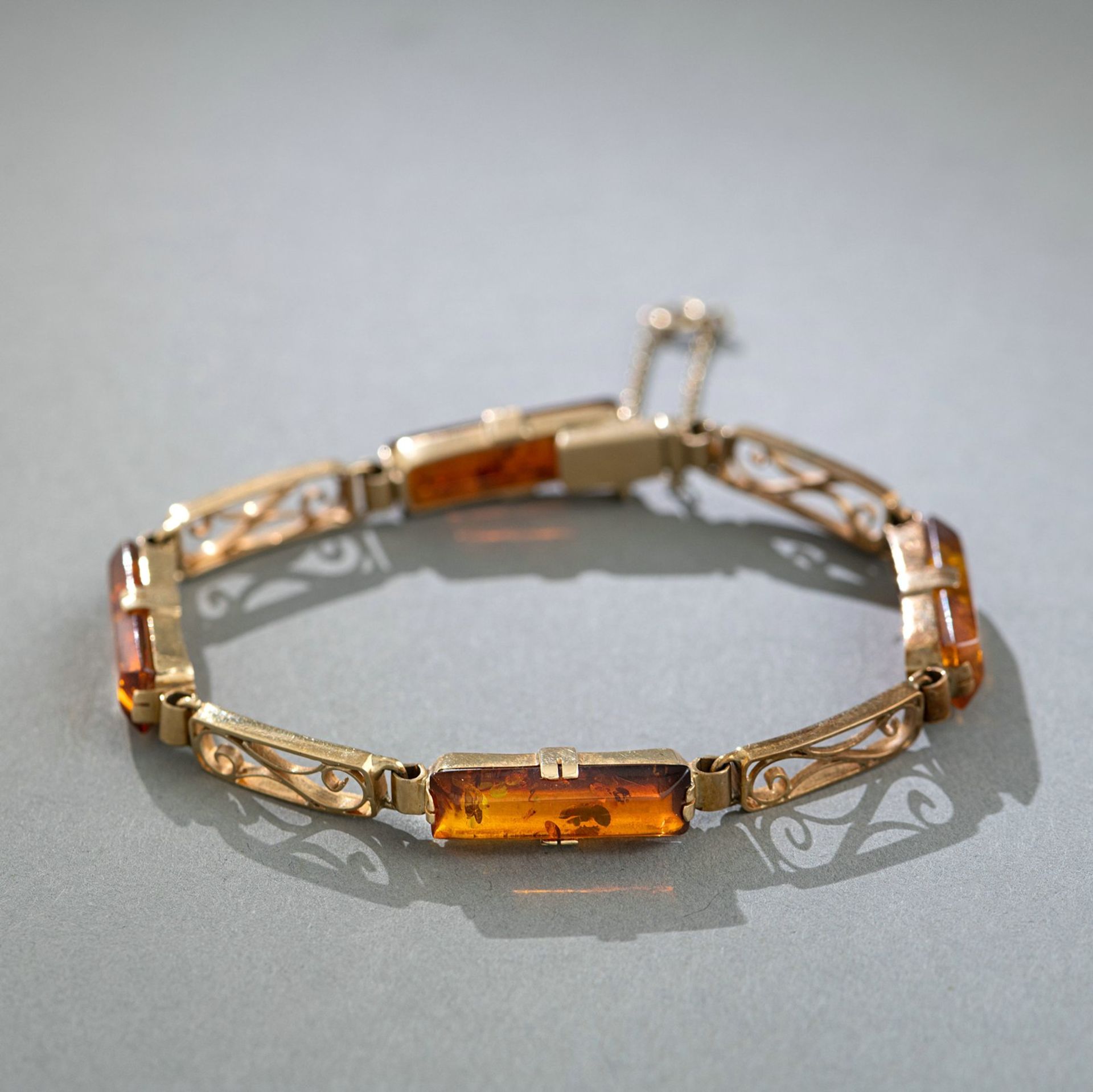 A GOLD AND AMBER BRACELET