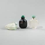 Drei Snuffbottles aus Bergkristall und Glas