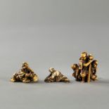 Drei fein geschnitzte Netsuke aus Elfenbein