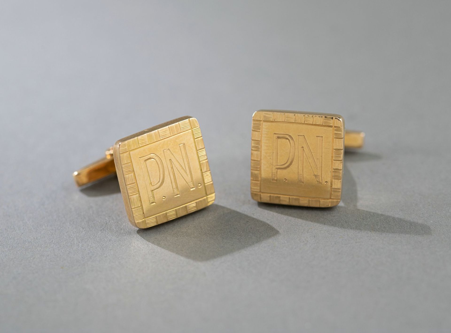 A PAIR OF GOLD CUFF LINKS WITH MONOGRAM - Image 2 of 4