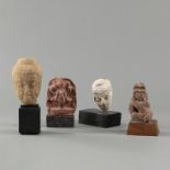Gruppe von vier Köpfen und Skulpturen aus Stein bzw. Stucco