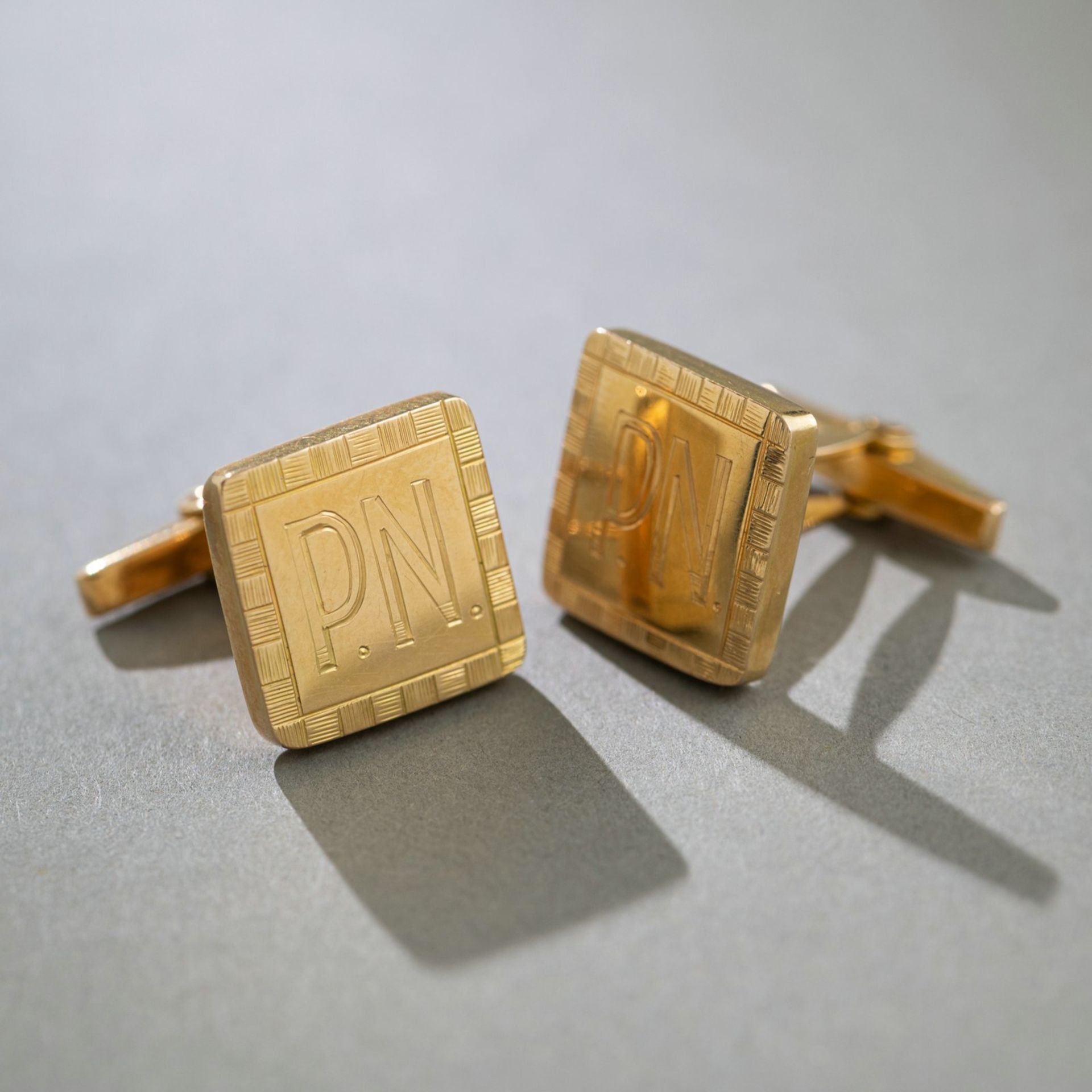 A PAIR OF GOLD CUFF LINKS WITH MONOGRAM