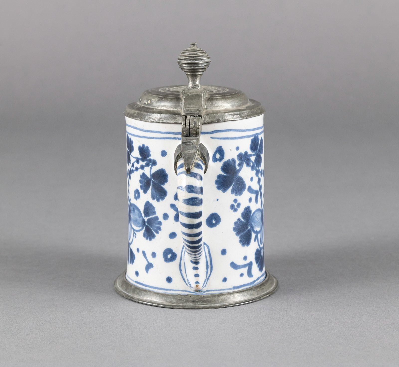 A SMALL HANAU FAIENCE TANKARD - Image 3 of 6