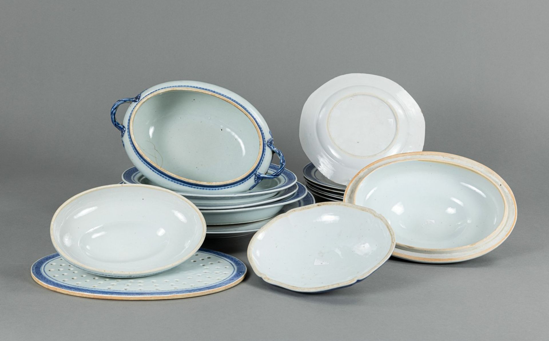 A 19-PIECE DINNERWARE SET WITH A TUREEN, TWO COVERS, WARMING PLATES AND DISHES - Image 2 of 8
