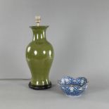 Blütenförmige Schale und grüne als Lampe montierte Balustervase