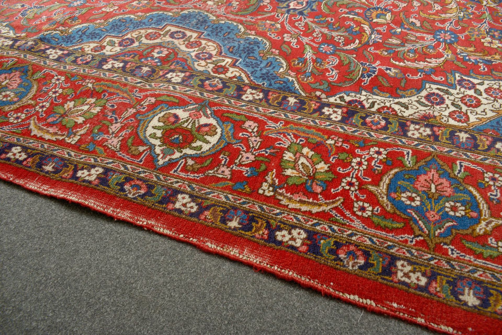 A SEMI-ANTIQUE TABRIZ CARPET - Image 2 of 7