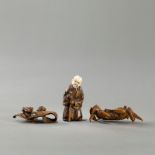 Drei Netsuke aus Holz teils mit Elfenbein: Blinder, Blatt und Krabbe