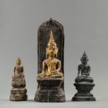 Drei Darstellungen des Buddha aus Holz und Bronze