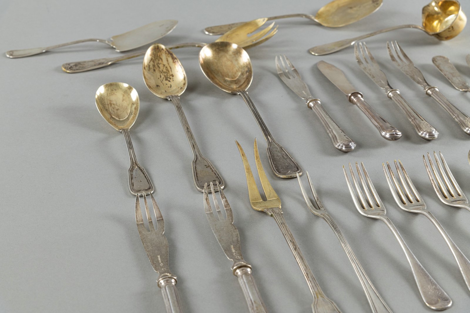 A MIXED LOT OF CUTLERY - Image 2 of 7