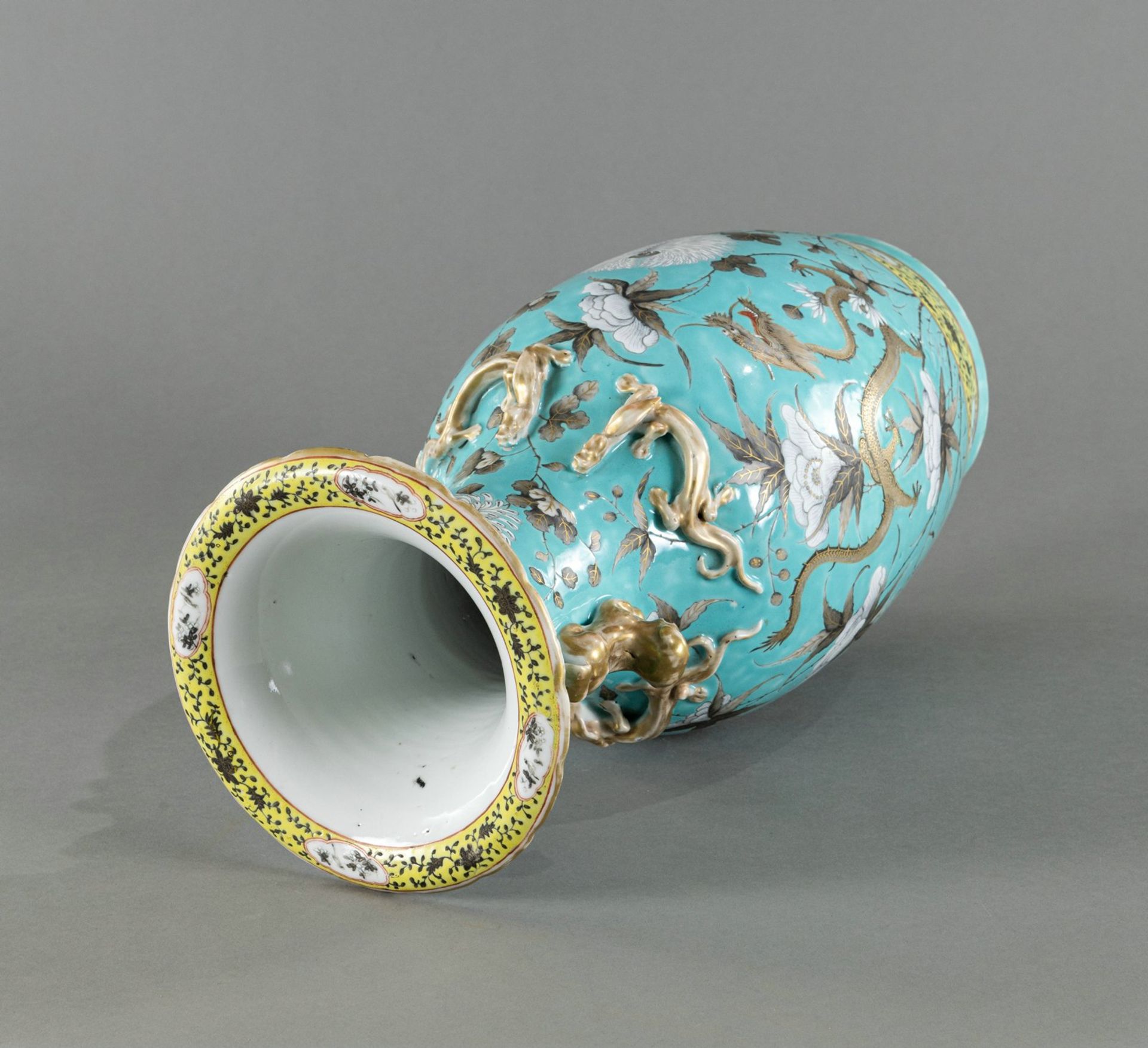 PORCELAIN VASE WITH DRAGON DECORATION ON TURQUOISE BACKGROUND - Image 5 of 7