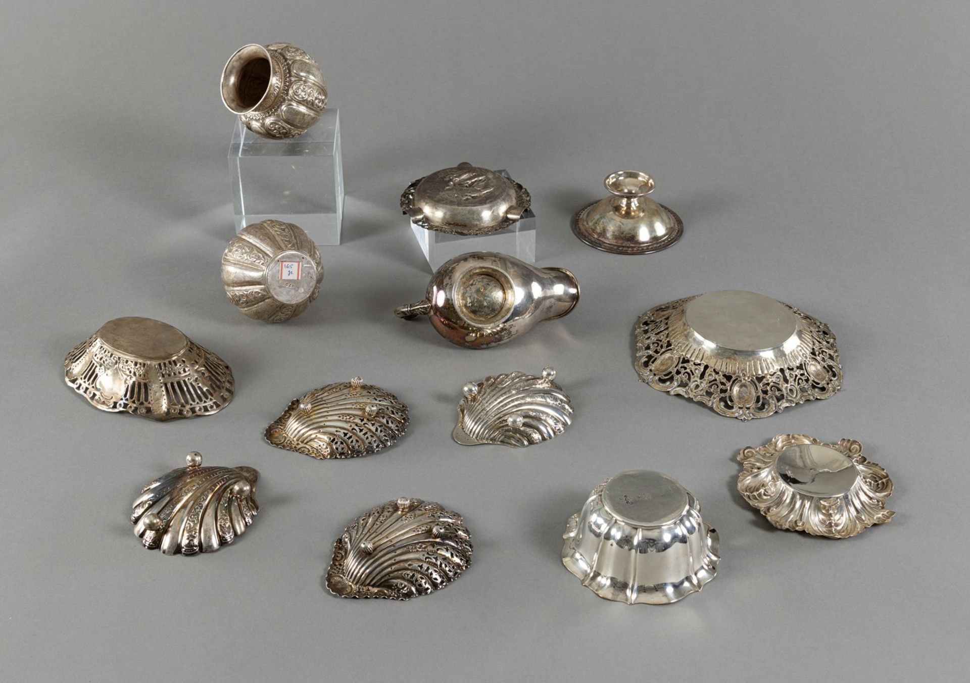 A MIXED LOT OF SILVER SMALL BOWLS AND VASES - Image 11 of 14