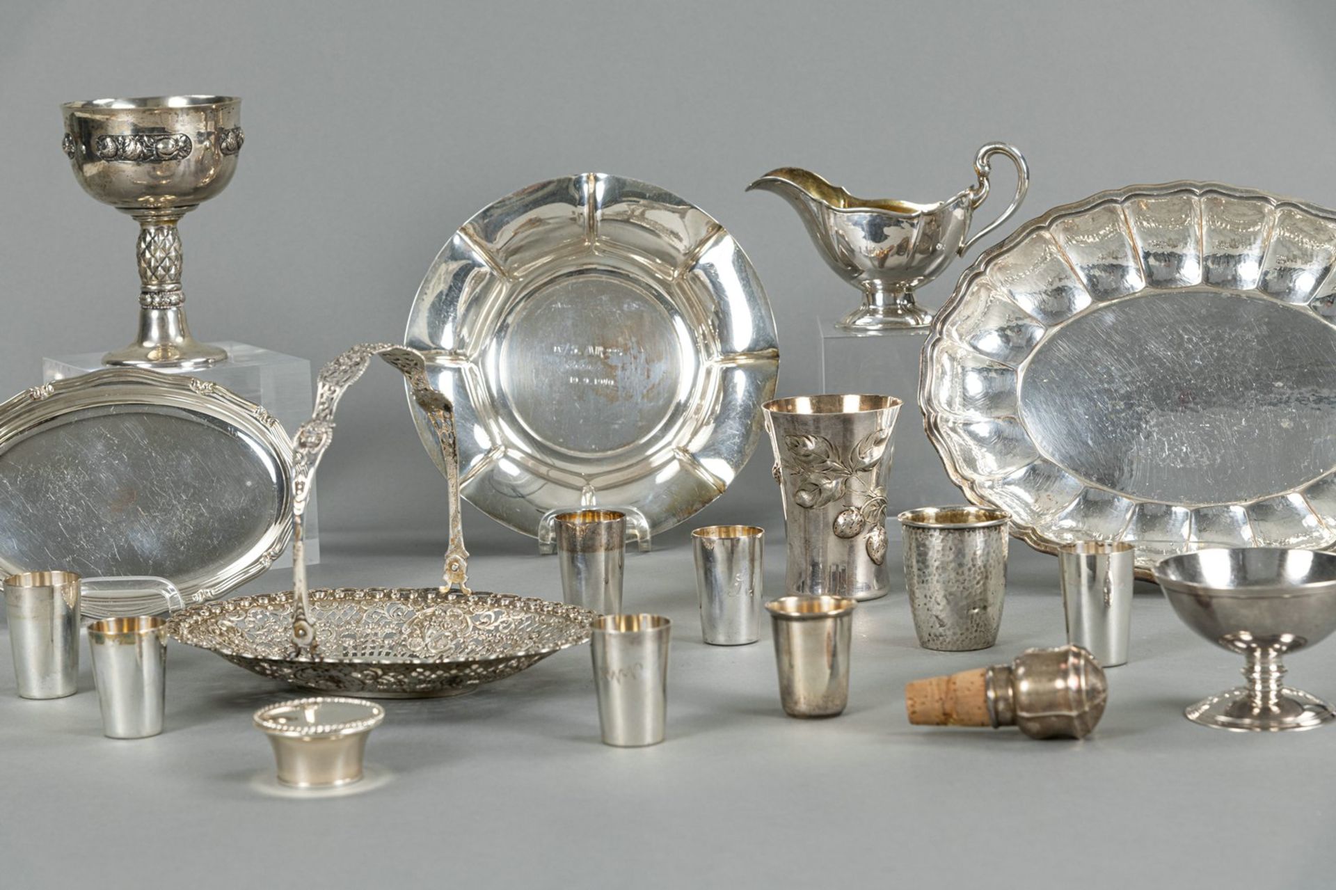 A MIXED LOT OF BEAKER, BOWLS, BASKET, SAUCEBOAT - Image 2 of 7