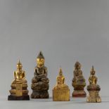 Fünf Holzfiguren des Buddha Shakyamuni mit Lackfassung