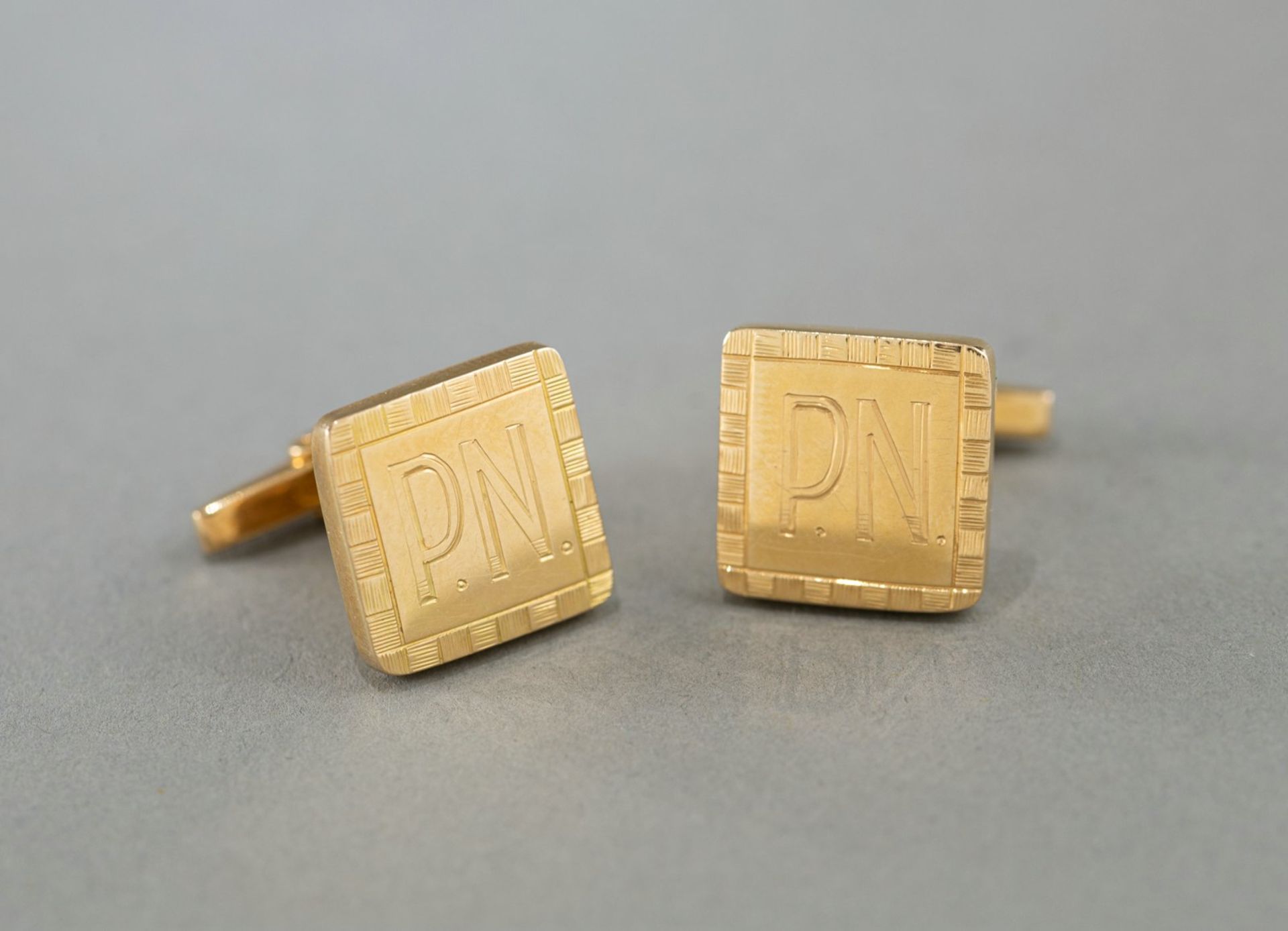A PAIR OF GOLD CUFF LINKS WITH MONOGRAM - Image 3 of 4