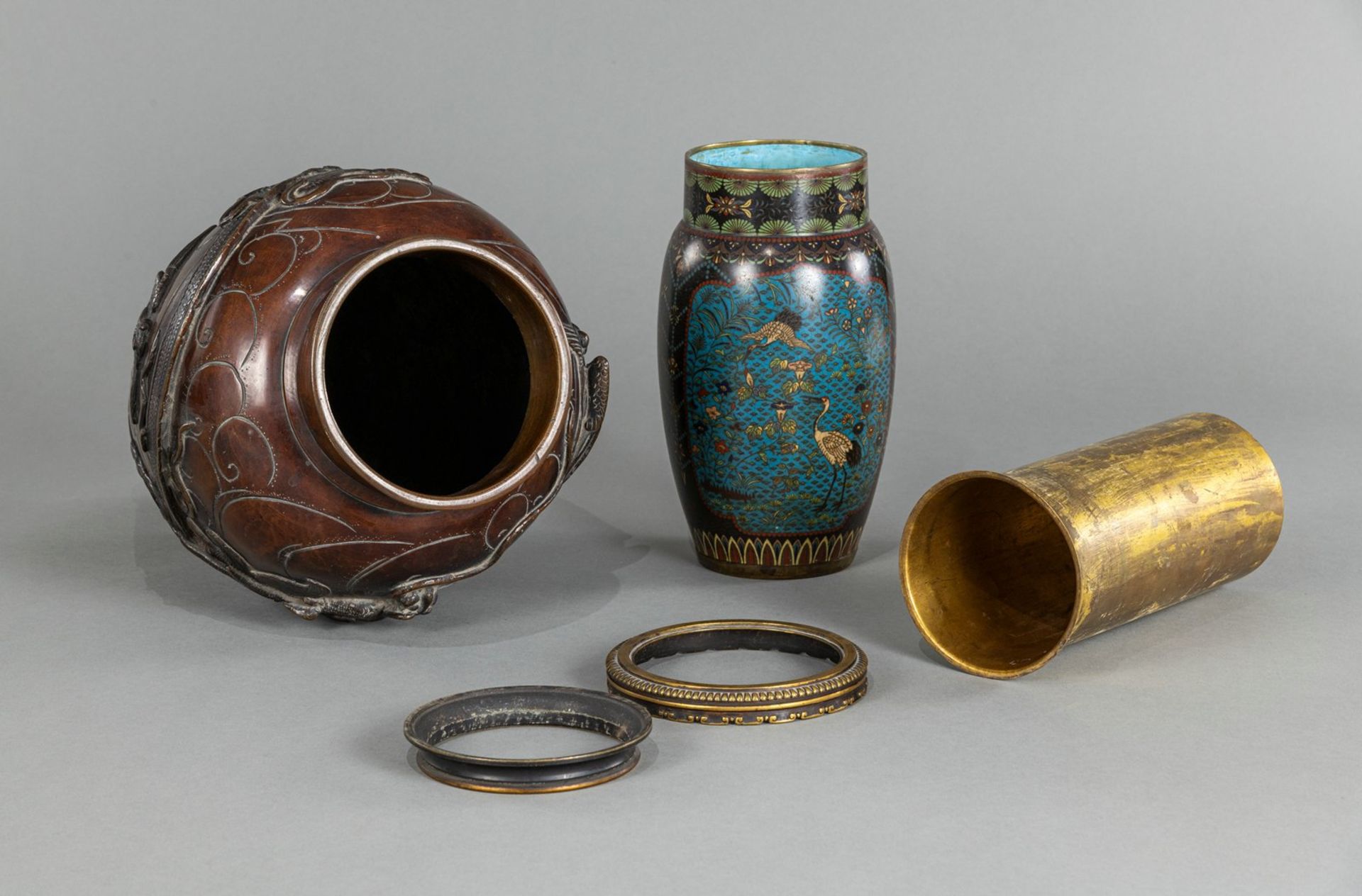 A CLOISONNÉ AND BRONZE VASE WITH RELIEF DECORATION - Image 6 of 7