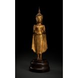 Lackvergoldete Bronze des stehenden Buddha Shakyamuni auf einem Holzsockel