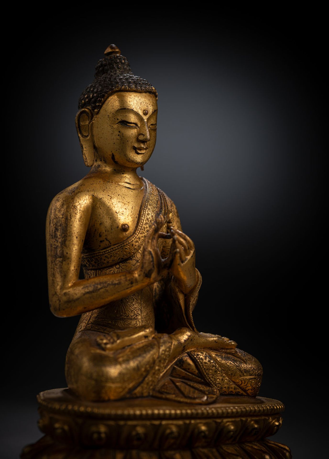 A FINE AND RARE GILT-BRONZE FIGURE OF BUDDHA SHAKYAMUNI - Image 4 of 10