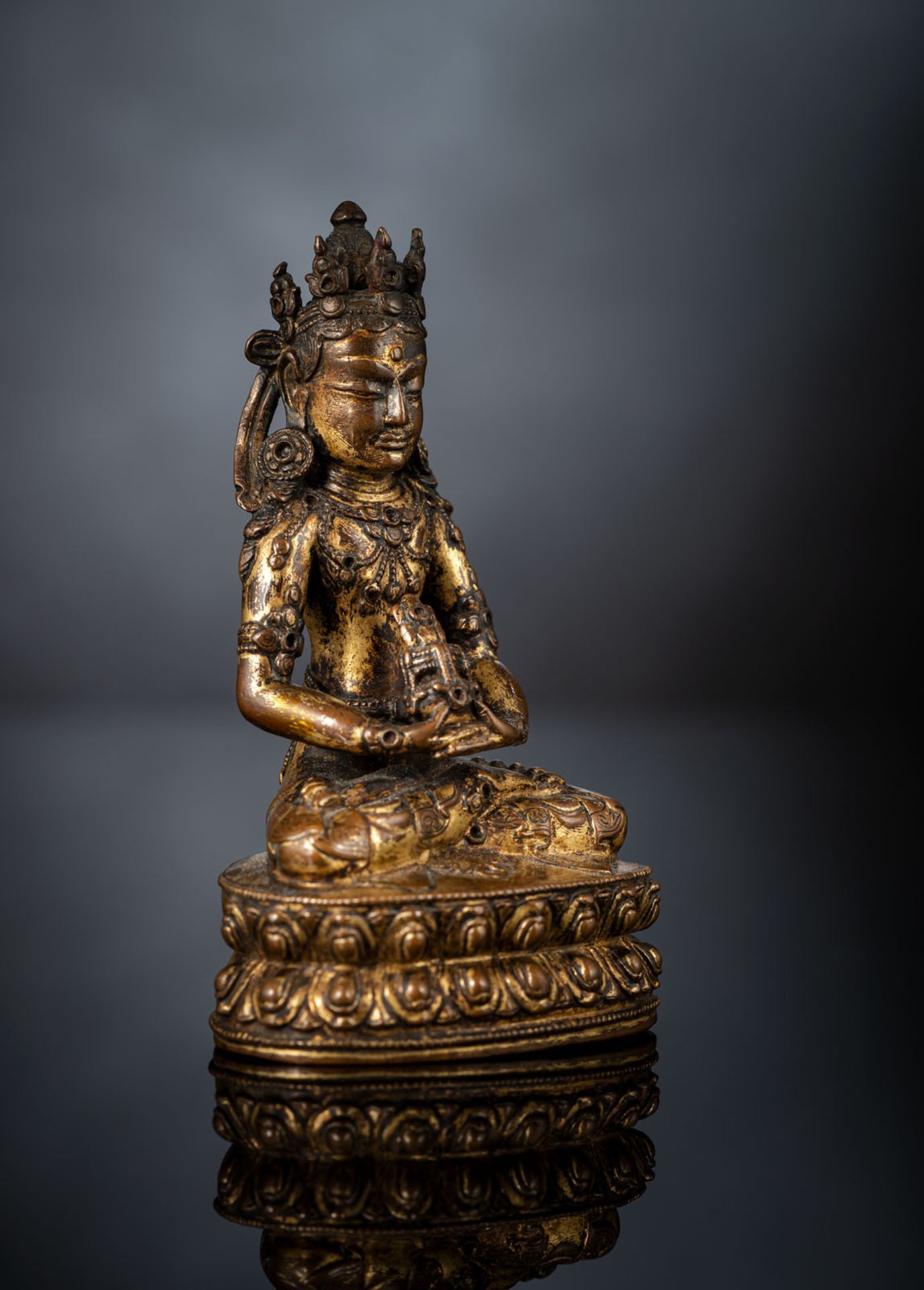 A FINE GILT-BRONZE FIGURE OF AMITAYUS - Image 3 of 4