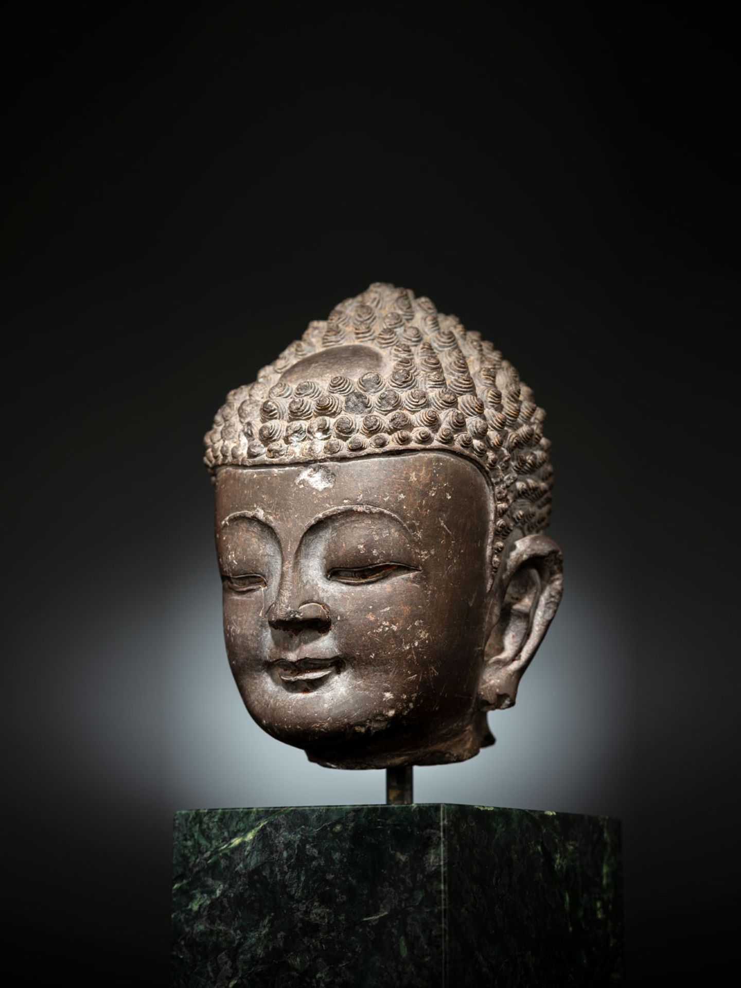 A FINE CARVED GREY-BROWN CARVED STONE HEAD OF BUDDHA SHAKYAMUNI - Image 4 of 10