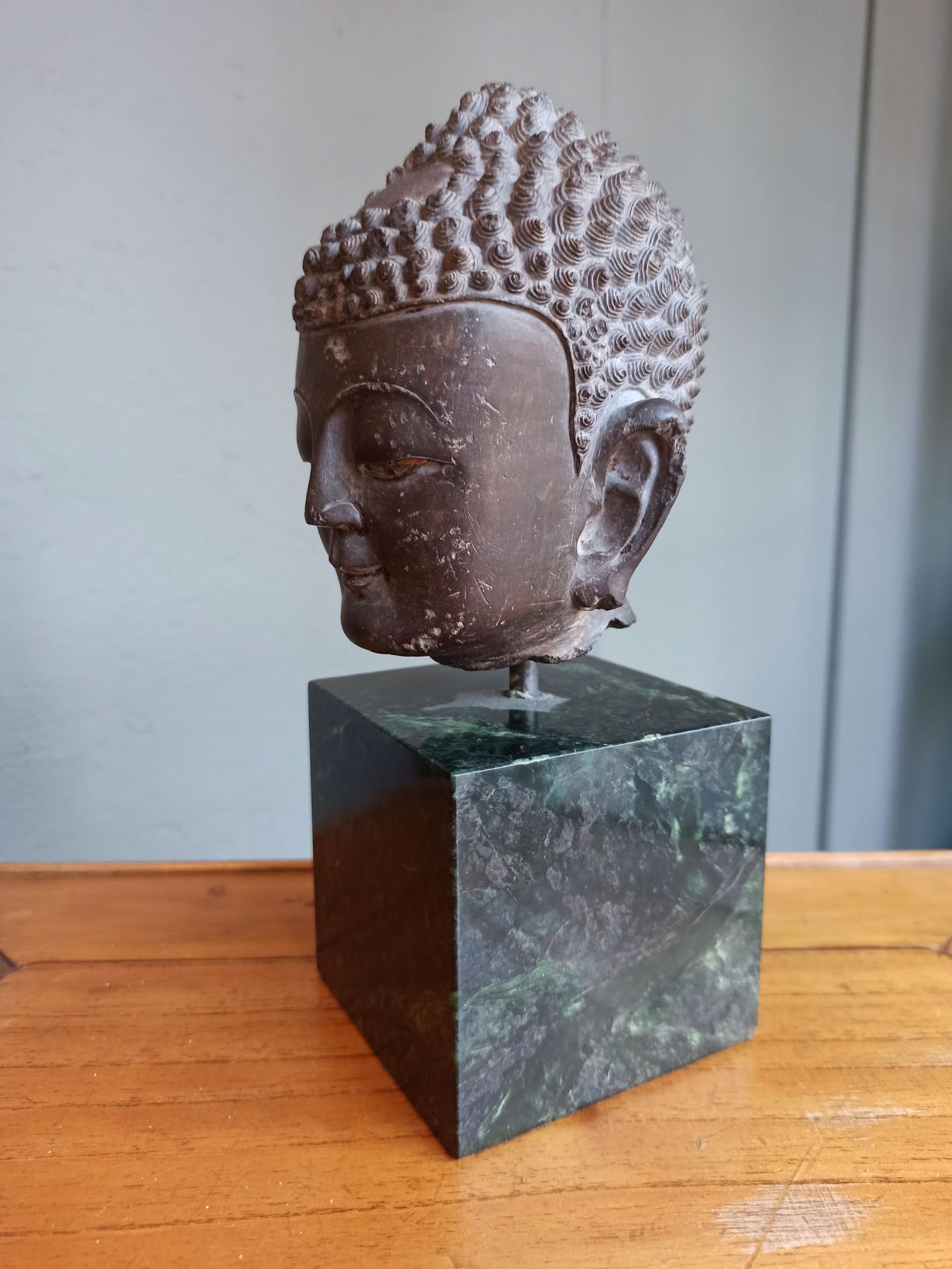 A FINE CARVED GREY-BROWN CARVED STONE HEAD OF BUDDHA SHAKYAMUNI - Image 7 of 10