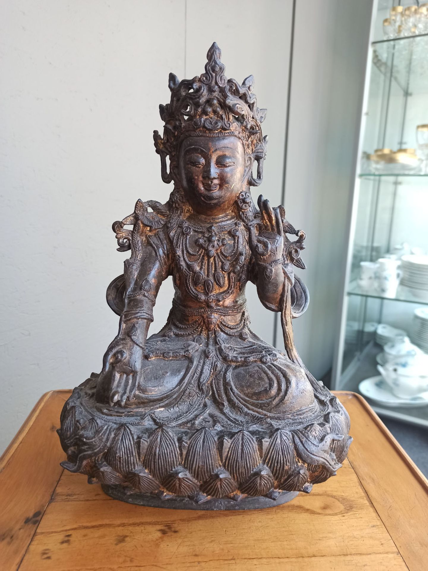 A FINE BRONZE FIGURE OF GUANYIN - Image 2 of 6