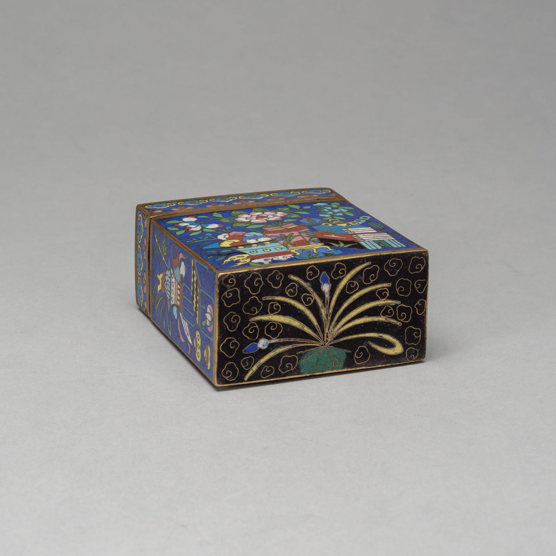 A CLOISONNÉ ENAMEL FLOWERS AND ANTIQUITIES BOX WITH COVER - Image 3 of 3