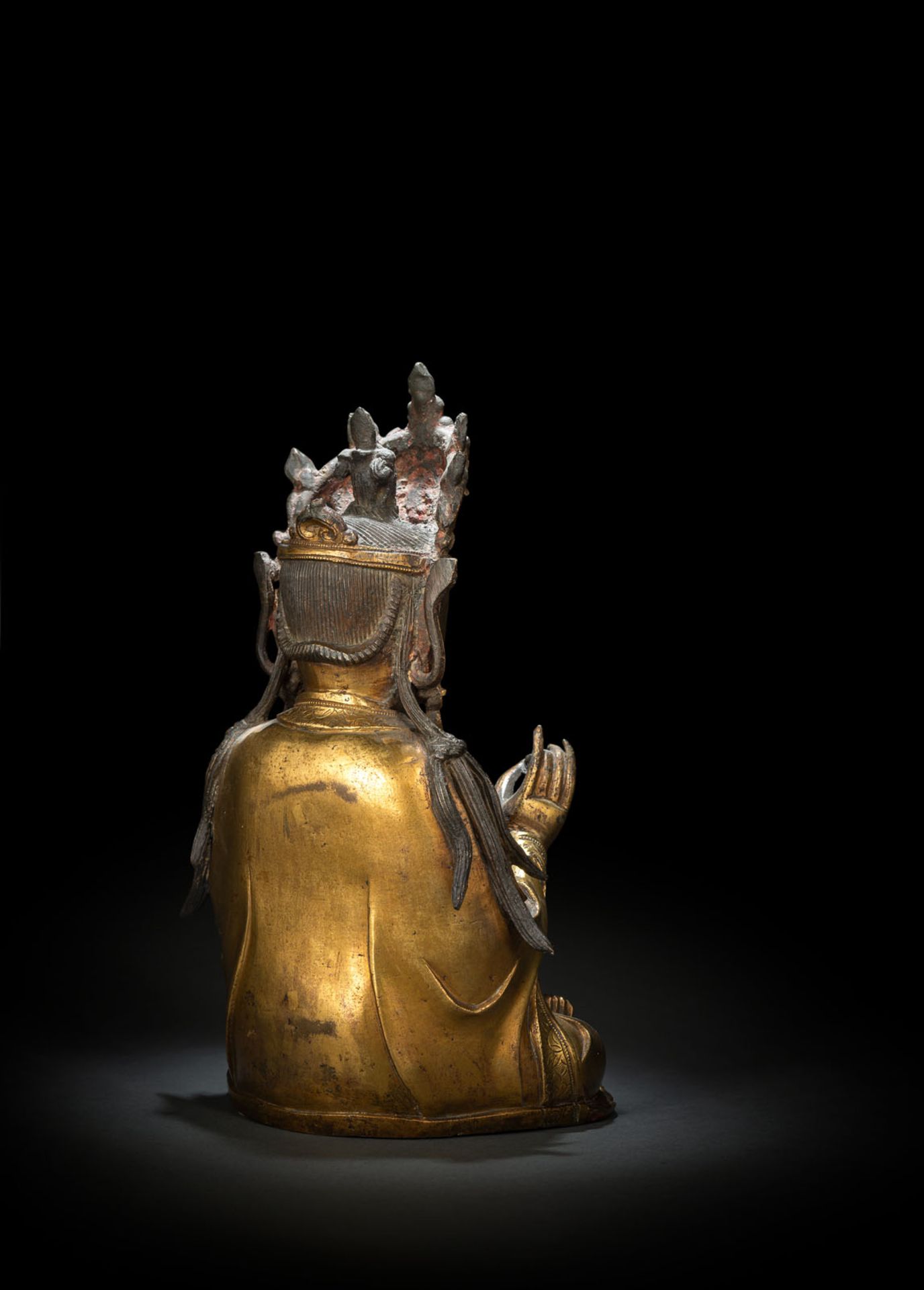 A GILT-BRONZE FIGURE OF SEATED GUANYIN - Image 2 of 10