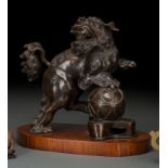 Bronze eines buddhistischen Löwen mit Brokatball auf Holzstand