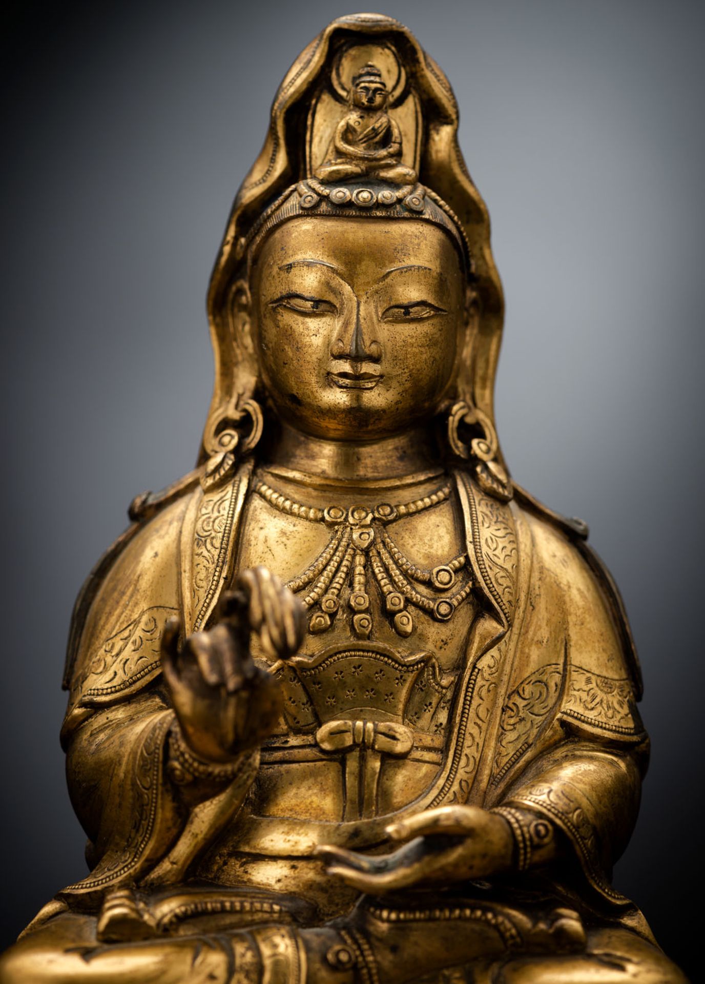 A FINE GILT-BRONZE FIGURE OF GUANYIN ON A LOTOS ABOVE A CARVED HARDWOOD LOTOS STAND - Image 4 of 4