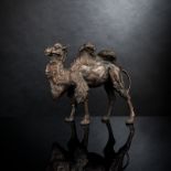 Bronze eines schreitenden baktrischen Kamels