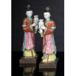 Paar 'Famille rose'-Figuren von stehenden Damen auf Bronzesockel