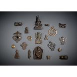Gruppe von 20 Amuletten aus Eisen und Bronze 'tsogli'