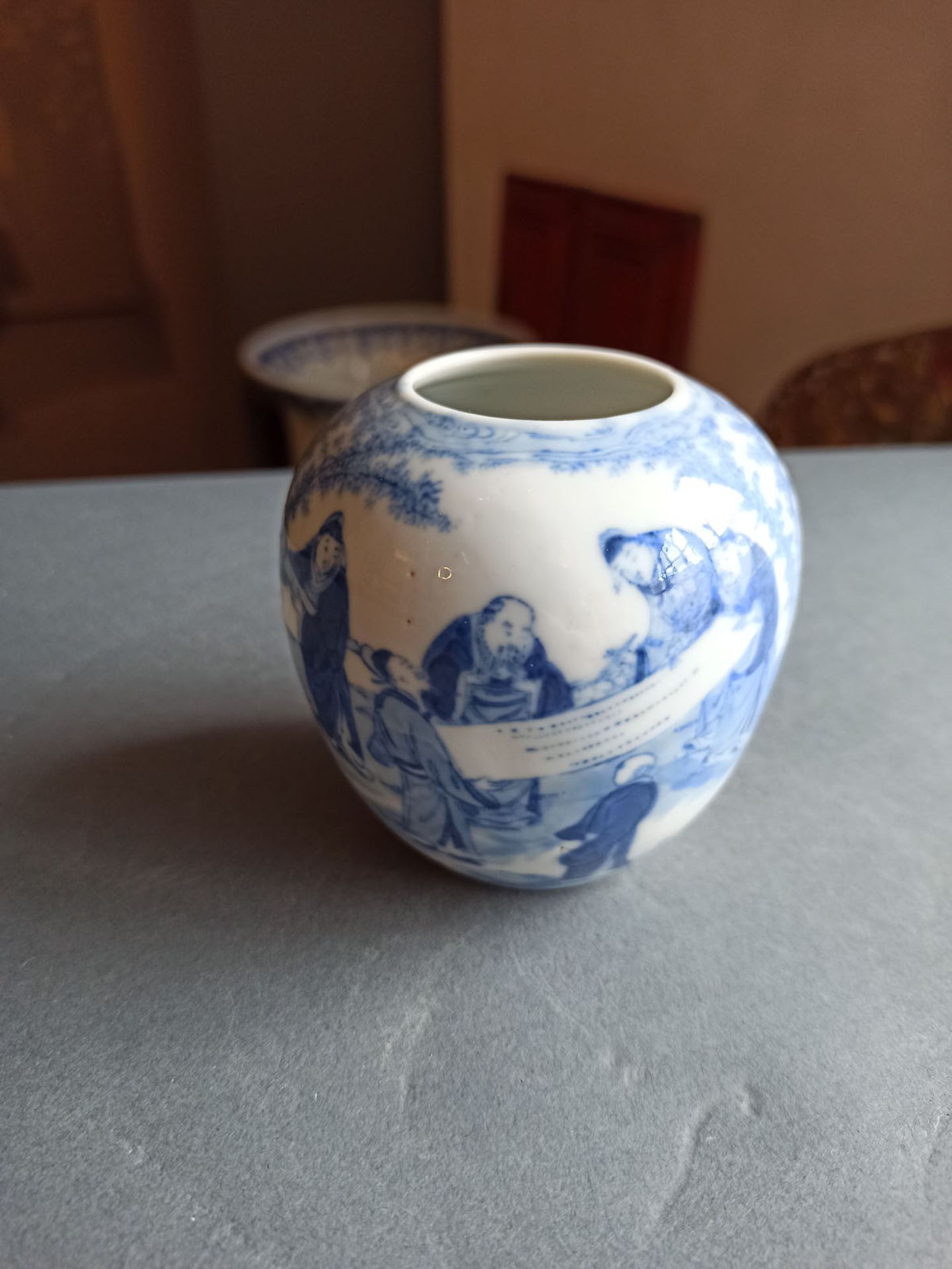 A GLOBULAR BLUE AND WHITE PORCELAIN WITH SCHIOLARS LOOKING AT A CALLIGRAPHY - Image 2 of 7