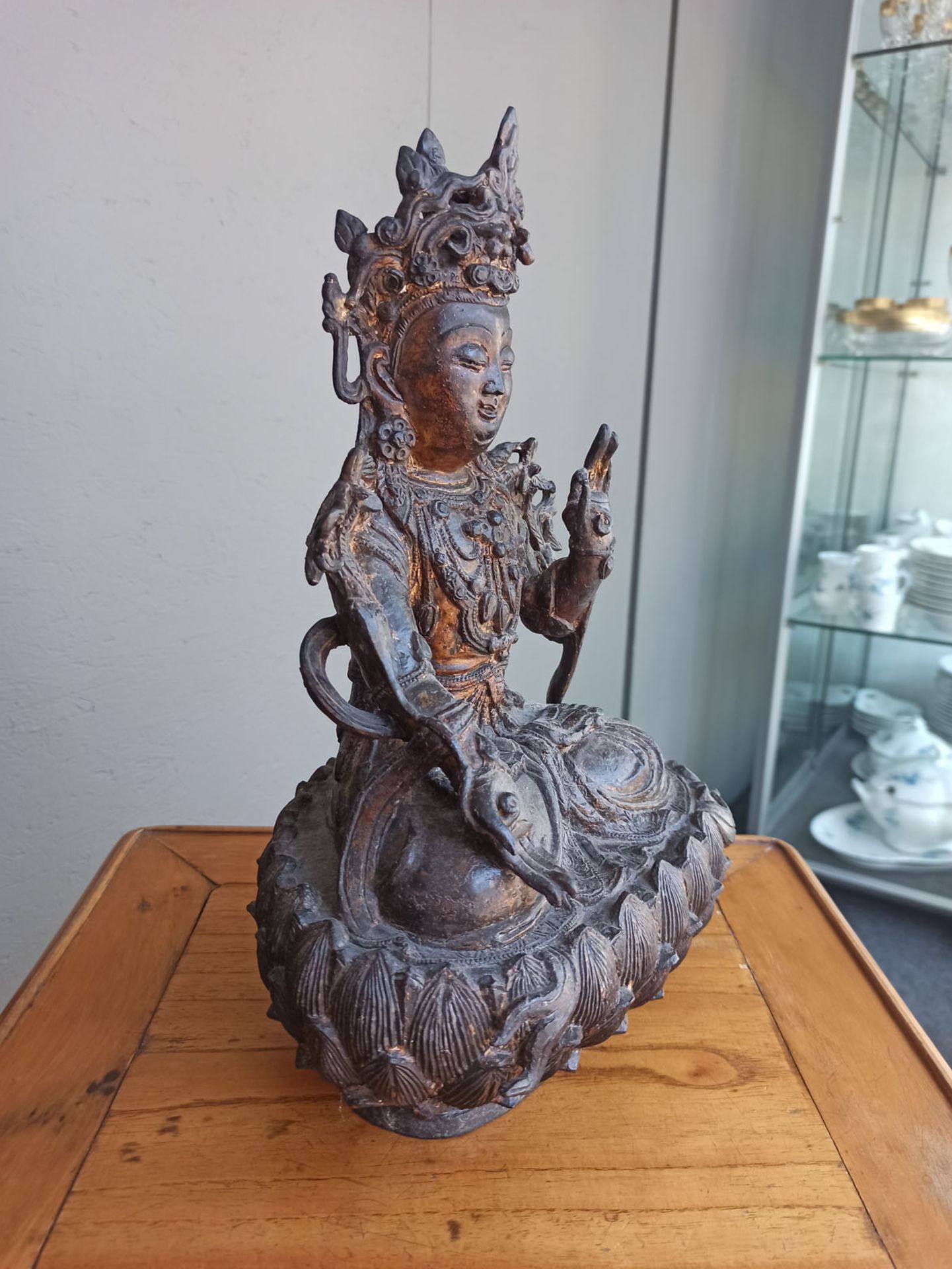 A FINE BRONZE FIGURE OF GUANYIN - Image 3 of 6