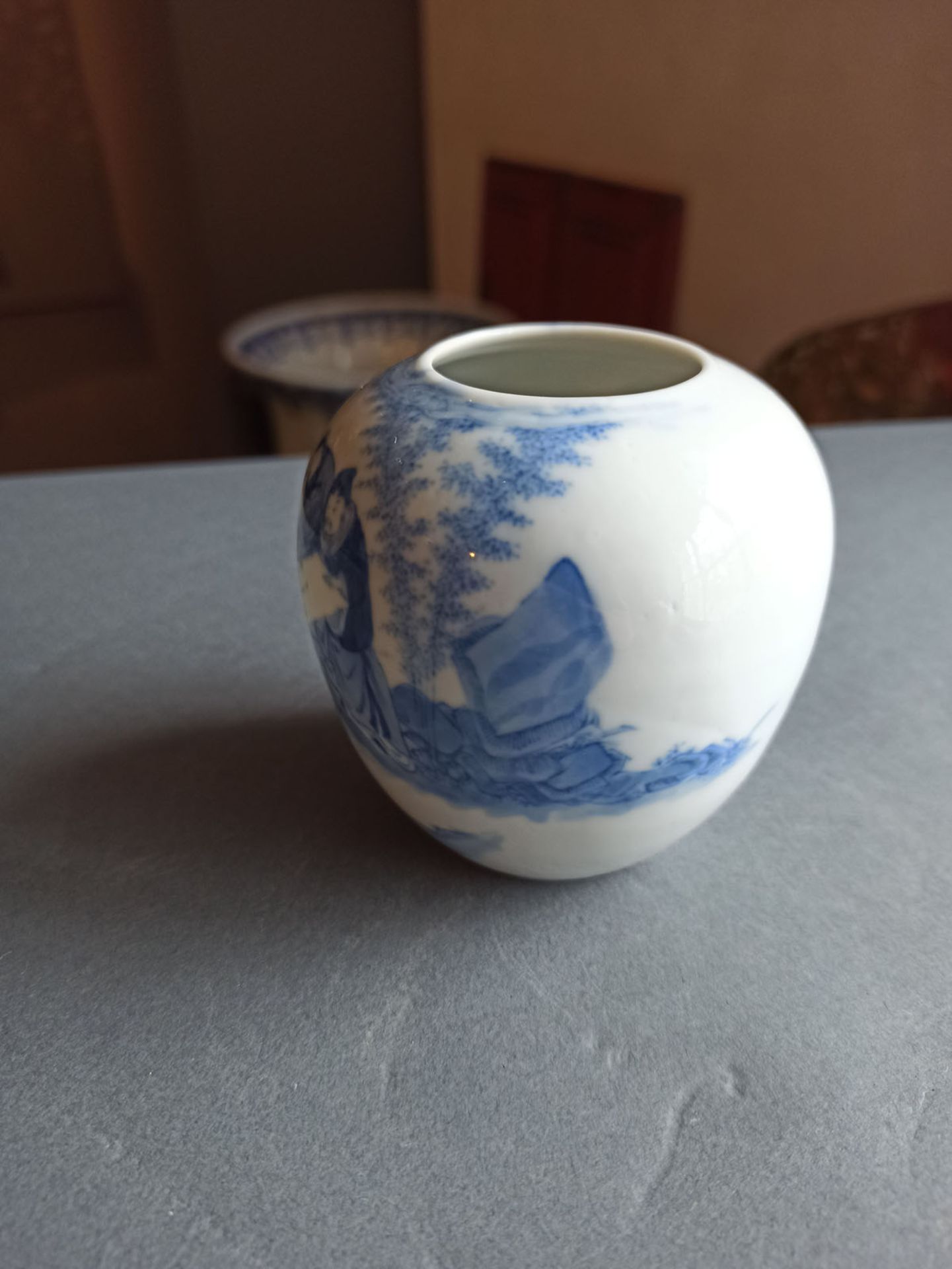 A GLOBULAR BLUE AND WHITE PORCELAIN WITH SCHIOLARS LOOKING AT A CALLIGRAPHY - Image 3 of 7