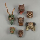 Sieben Masken aus Holz